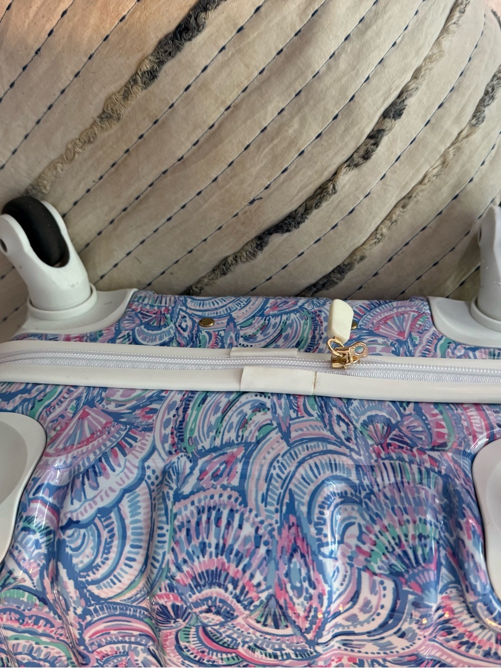 Lilly Pulitzer ‘Happy as a Clam’ Hard-Shell Spinner Carry-On Luggage in Pastel - Picture 5 of 8